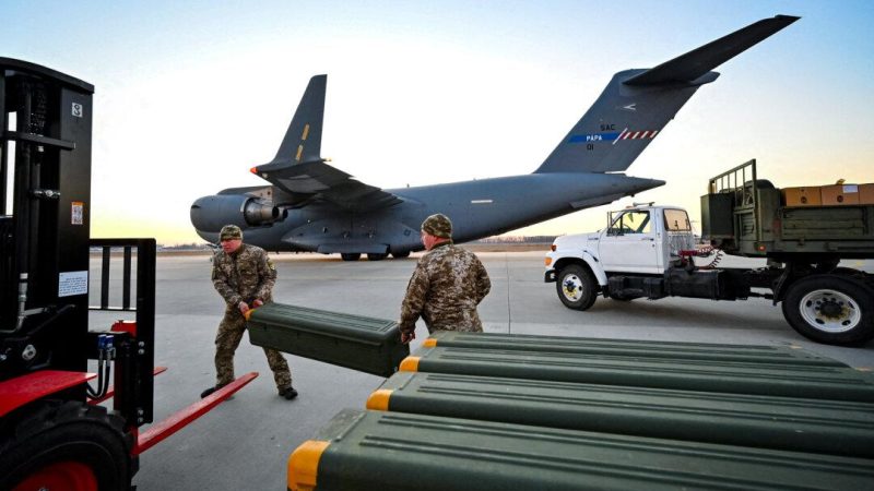 Украинские военные перевозят военную технику американского производства и другую военную помощь, доставленную из Литвы, в аэропорт Борисполь в Киеве, Украина, 13 февраля 2022 года. (Sergei Supinsky/AFP via Getty Images)