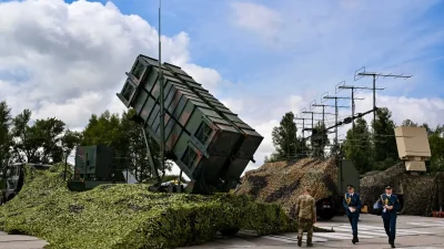 Украинские военнослужащие проходят мимо батареи противовоздушной обороны Patriot американского производства в неизвестном месте, 4 августа 2024 года. (Sergei Supinsky/AFP via Getty Images)