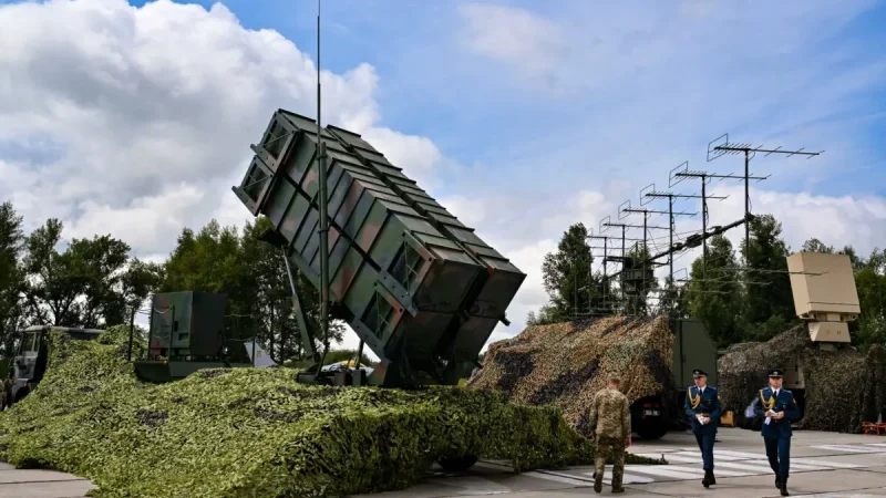 Украинские военнослужащие проходят мимо батареи противовоздушной обороны Patriot американского производства в неизвестном месте, 4 августа 2024 года. (Sergei Supinsky/AFP via Getty Images)