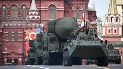 Российская военная техника, в том числе пусковые установки межконтинентальных баллистических ракет «Ярс», проезжает по Красной площади во время военного парада в честь Дня Победы в центре Москвы 9 мая 2024 года. (Alexander Nemenov/AFP via Getty Images)