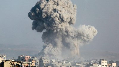 Дым поднимается после израильского удара по Джабалии на севере сектора Газа, 28 июня 2025 года. (Bashar Taleb/AFP via Getty Images)