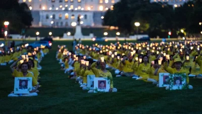 Акция со свечами в память о практикующих Фалуньгун, погибших в ходе преследования. Вашингтон, 17 июля 2025 года. (Madalina Kilroy/The Epoch Times)