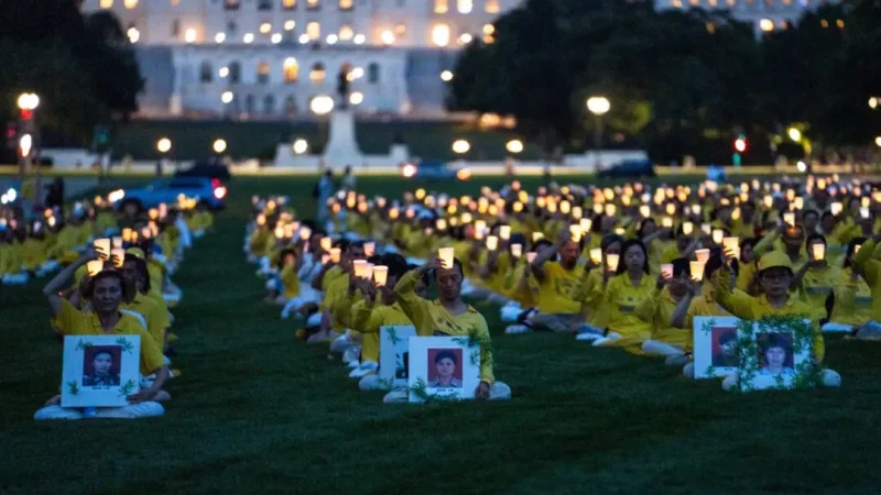 Акция со свечами в память о практикующих Фалуньгун, погибших в ходе преследования. Вашингтон, 17 июля 2025 года. (Madalina Kilroy/The Epoch Times)