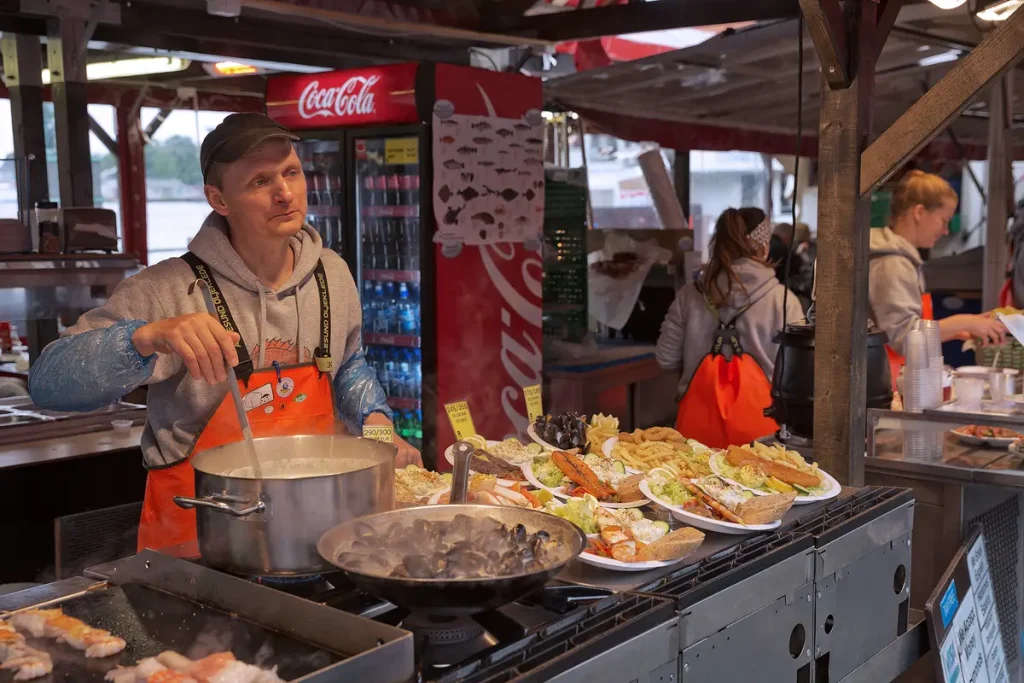 Рыбный рынок Бергена переполнен свежевыловленными морепродуктами. (jirivondrous/Getty Images)