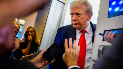 Президент Дональд Трамп отвечает на вопрос репортёра на борту президентского самолёта 15 августа 2025 года. (Andrew Harnik/Getty Images)