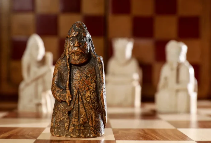 Недавно обнаруженная шахматная фигура Льюиса на аукционе Sotheby’s 3 июня 2019 года в Лондоне. (Tristan Fewings/Getty Images)