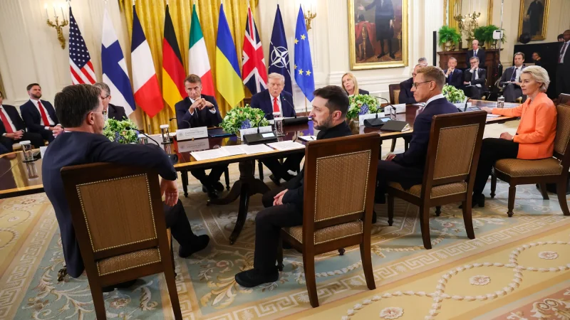 Президент США Дональд Трамп проводит встречу с президентом Украины Владимиром Зеленским, председателем Европейской комиссии Урсулой фон дер Ляйен, генеральным секретарём НАТО Марком Рютте и другими европейскими лидерами в Белом доме 18 августа 2025 года. (Win McNamee/Getty Images)