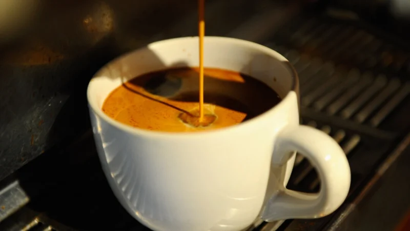 Чашка эспрессо готовится в The Conservatory Coffee, Tea, and Cocoa, семейной кофейне в Калвер-Сити, Калифорния, 8 сентября 2010 года. (Kevork Djansezian/Getty Images)