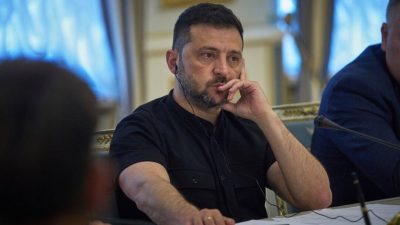 Владимир Зеленский слушает выступающих во время встречи с иностранными официальными лицами в Киеве, Украина, 25 августа 2025 года. (Efrem Lukatsky/AP Photo)