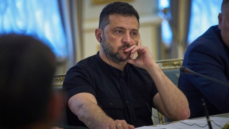 Владимир Зеленский слушает выступающих во время встречи с иностранными официальными лицами в Киеве, Украина, 25 августа 2025 года. (Efrem Lukatsky/AP Photo)
