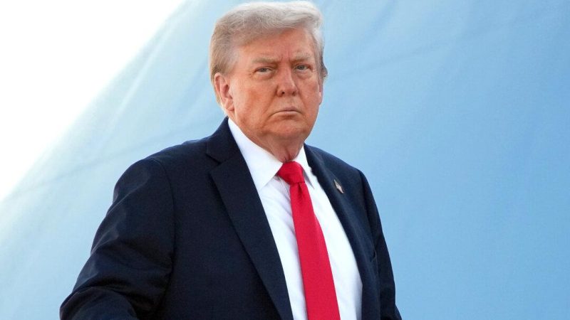 Дональд Трамп садится в самолёт Air Force One на объединённой базе Эндрюс, штат Мэриленд, 15 августа 2025 года. (Andrew Harnik/Getty Images)