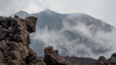 Окутанная туманом и тайнами, Этна возвышается над скалистой землёй там, где наука встречается с вековыми мифами. (Pixaline via Pixabay)
