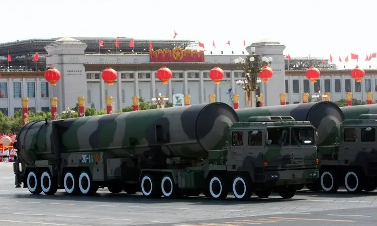 Ракеты, способные нести ядерные и обычные боеголовки, на параде в Пекине 1 октября 2009 года. (Feng Li/Getty Images)