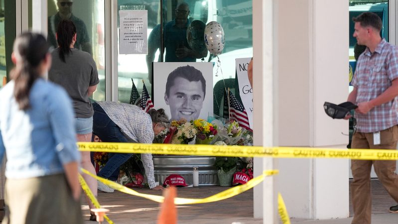 Люди отдают дань уважения Чарли Кирку на мемориале в национальной штаб-квартире Turning Point USA в Финиксе, 10 сентября 2025 года. (Ross D. Franklin/AP Photo)