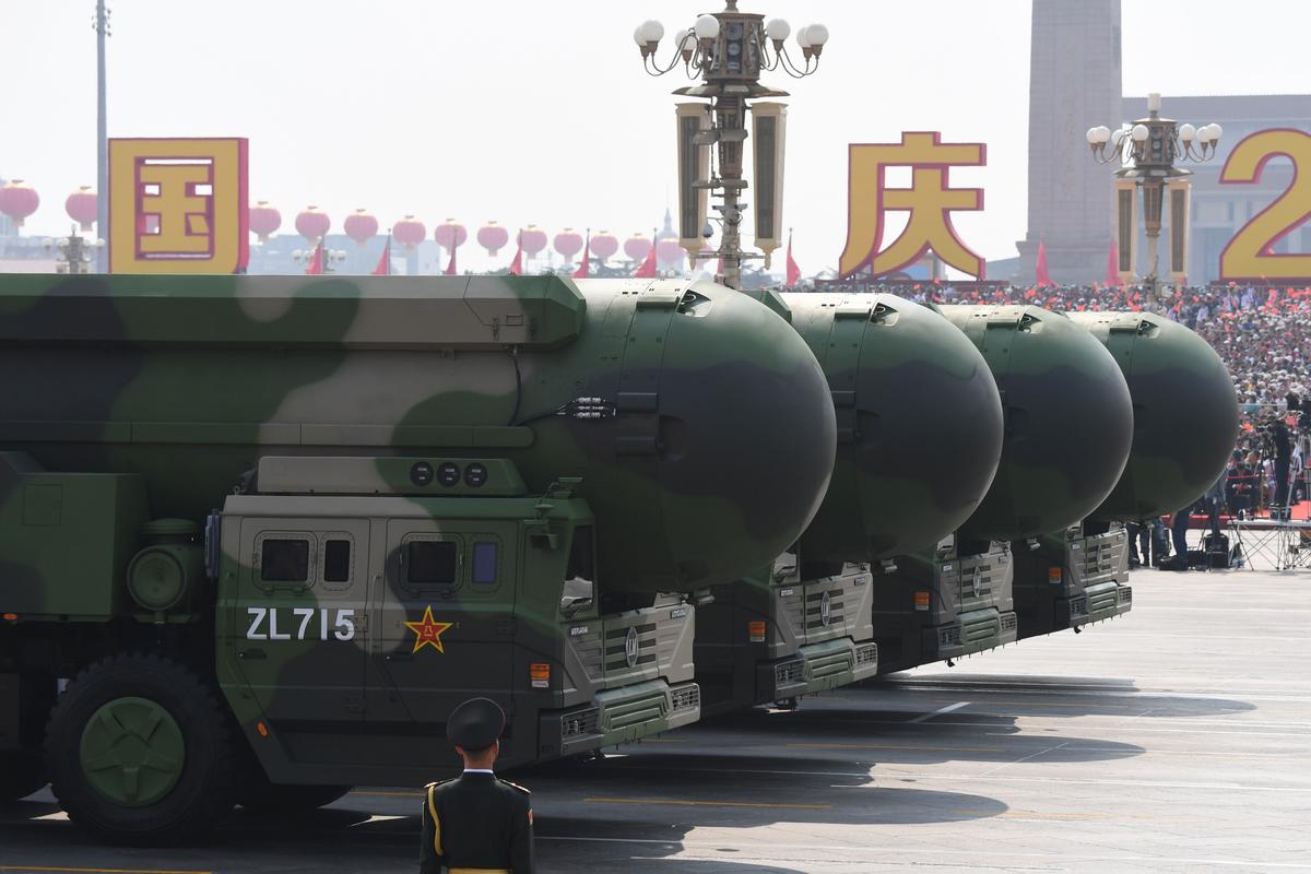 Китайские межконтинентальные баллистические ракеты DF-41, способные нести ядерный заряд, во время военного парада на площади Тяньаньмэнь в Пекине, 1 октября 2019 года. (Greg Baker/AFP via Getty Images)