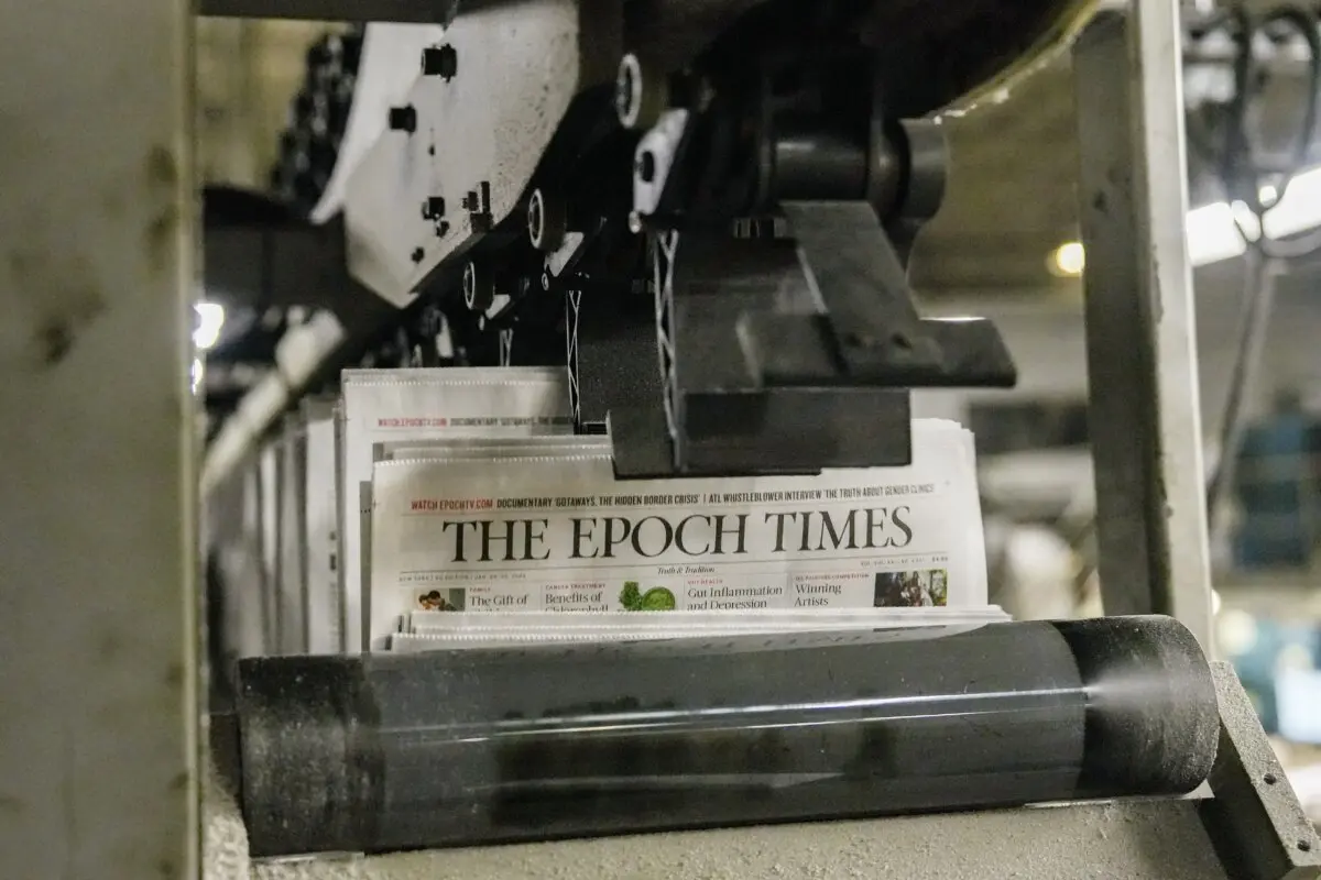 Газеты The Epoch Times, напечатанные на типографском станке в Нью-Джерси, 23 января 2024 года. (Samira Bouaou/The Epoch Times)