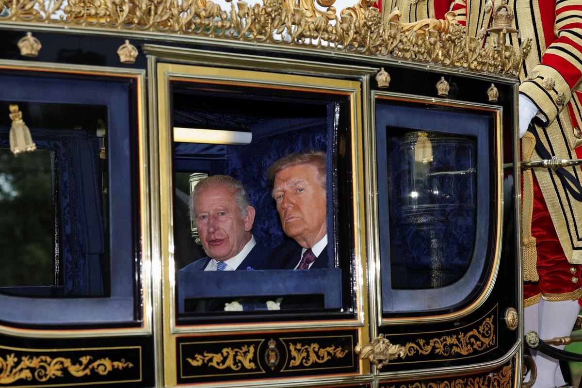 Король Карл III и президент США Дональд Трамп сидят в карете во время процессии по Виндзорскому замку в рамках государственного визита президента Соединённых Штатов Америки в Виндзор, Англия, 17 сентября 2025 года. (Photo by Toby Melville — WPA Pool/Getty Images)