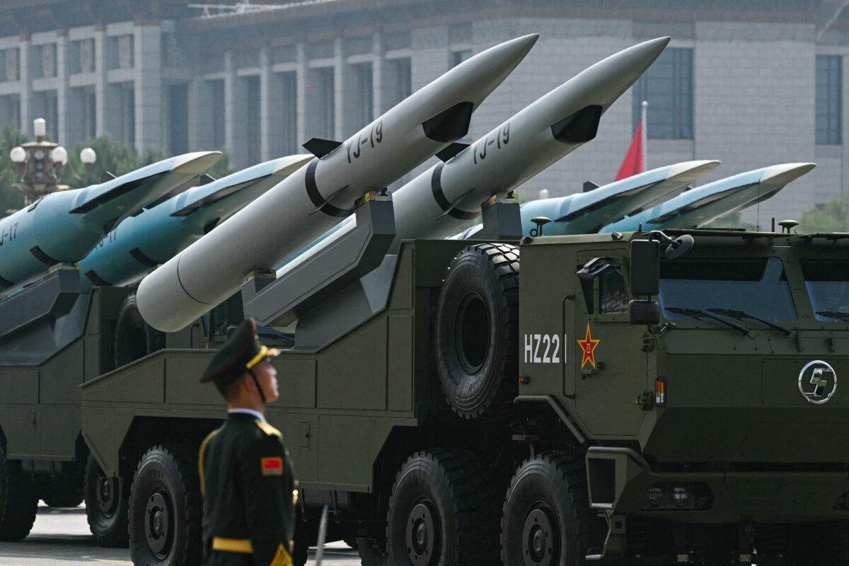 YJ-19, первая в Китае действующая гиперзвуковая крылатая ракета, во время военного парада, посвящённого 80-летию победы над Японией и окончанию Второй мировой войны, на площади Тяньаньмэнь в Пекине, 3 сентября 2025 года. (Greg Baker/ AFP via Getty Images)