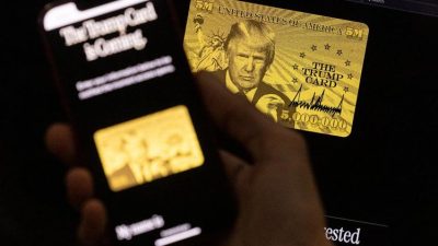 «Платиновая» виза за $5 млн Дональда Трампа на телефоне и ноутбуке. (ETIENNE LAURENT/AFP via Getty Images)
