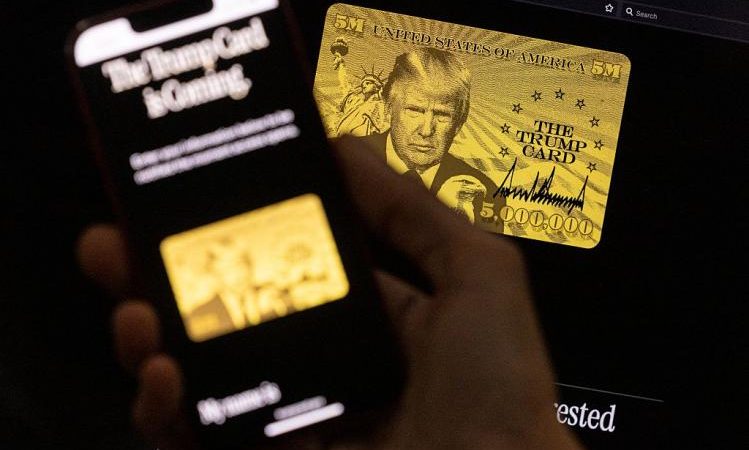 «Платиновая» виза за  млн Дональда Трампа на телефоне и ноутбуке. (ETIENNE LAURENT/AFP via Getty Images)