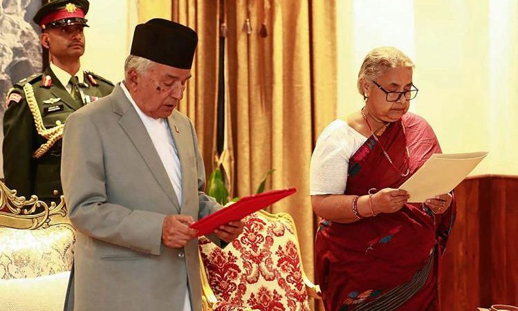 Президент Непала Рам Чандра Паудель (слева) приводит к присяге новоназначенного премьер-министра страны Сушилу Карки в президентской резиденции в Катманду 12 сентября 2025 года. (SUJAN GURUNG/AFP via Getty Images)