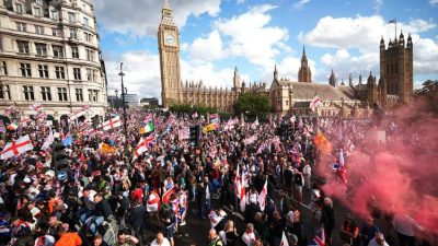 Протестующие с флагами Великобритании и Святого Георгия во время митинга «Объединим Королевство» у здания Парламента 13 сентября 2025 года в Лондоне, Англия. (Christopher Furlong/Getty Images)