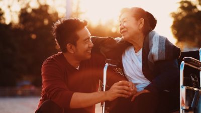 Почтительность к родителям освещает жизненный путь. (Shutterstock)
