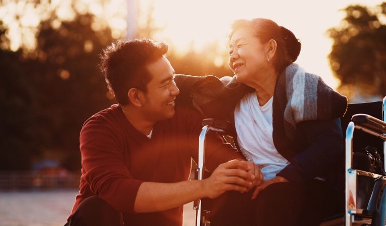 Почтительность к родителям освещает жизненный путь. (Shutterstock)

