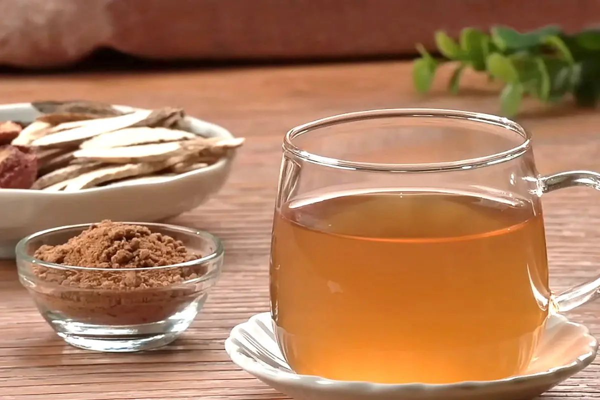 Чай из корня шалфея и красного сахара с корнем астрагала и боярышником может помочь при варикозном расширении вен. (The Epoch Times)