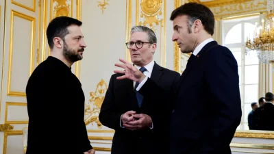 Президент Украины Владимир Зеленский, президент Франции Эммануэль Макрон и премьер-министр Великобритании Кир Стармер выступают во время встречи в Елисейском дворце в Париже 27 марта 2025 года. (Ludovic Marin, Pool via AP)