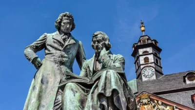 Бронзовая статуя братьев Гримм XIX века в Ханау, Германия, знаменует начало немецкой «Дороги сказок». В этой истории братья рассказывают о важности мудрости. (Rolf G. Wackenberg/Shutterstock)
