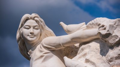 Фрагмент скульптуры женщин и голубей в Парке мира, Нагасаки. (Sandra Foyt/Shutterstock)
