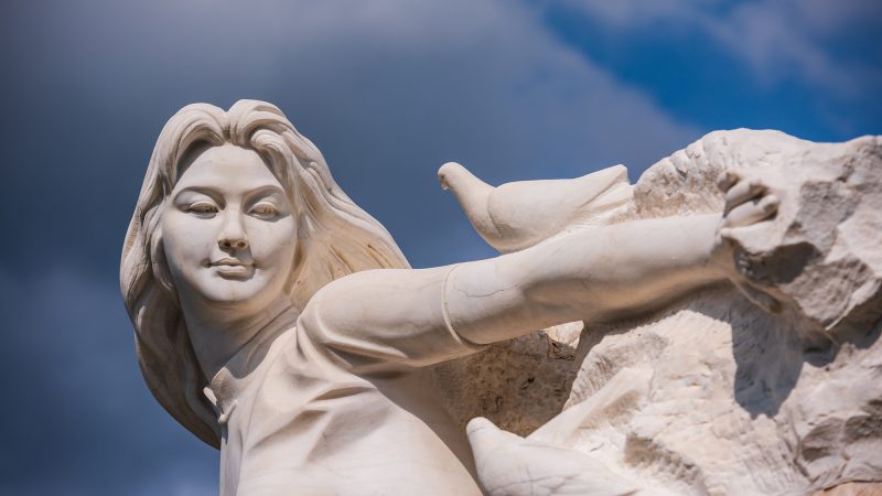 Фрагмент скульптуры женщин и голубей в Парке мира, Нагасаки. (Sandra Foyt/Shutterstock)