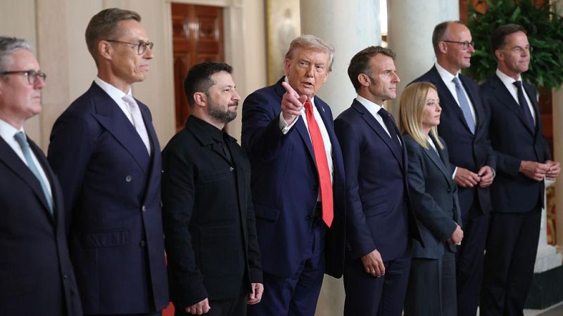 Президент США Дональд Трамп и президент Украины Владимир Зеленский позируют для фото с европейскими лидерами после встречи в Овальном кабинете 18 августа 2025 года. (Win McNamee/Getty Images)