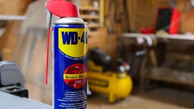 WD-40 имеет множество применений помимо своего прямого назначения: он очищает детали ракет. (Benedek Alpar/Shutterstock)
