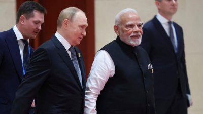 Президент России Владимир Путин и премьер-министр Индии Нарендра Моди на саммите Шанхайской организации сотрудничества (ШОС) в Тяньцзине, Китай, 1 сентября 2025 года. (Alexander Kazakov, Sputnik, Kremlin Pool Photo via AP)