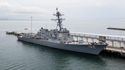 Военный корабль ВМС США «Сэмпсон» (DDG 102) пришвартован у международного круизного терминала «Амадор» в Панама-Сити, 2 сентября 2025 года. (Martin Bernetti/AFP via Getty Images)