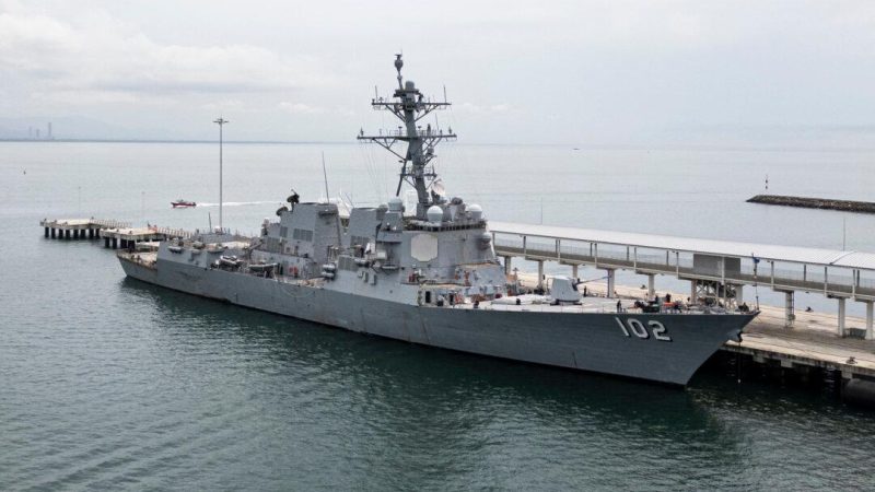 Военный корабль ВМС США «Сэмпсон» (DDG 102) пришвартован у международного круизного терминала «Амадор» в Панама-Сити, 2 сентября 2025 года. (Martin Bernetti/AFP via Getty Images)