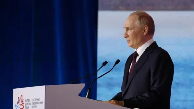 Президент России Владимир Путин выступает с речью на пленарном заседании Восточного экономического форума во Владивостоке, Россия, 5 сентября 2025 года. (Alexander Kazakov/Sputnik via Reuters)
