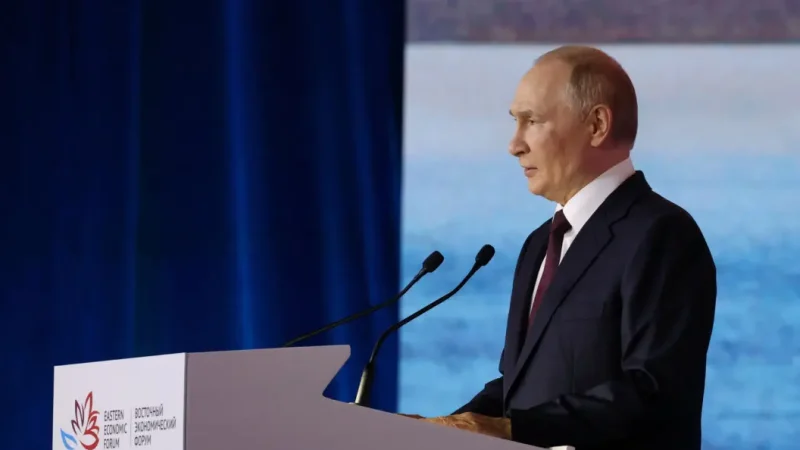 Президент России Владимир Путин выступает с речью на пленарном заседании Восточного экономического форума во Владивостоке, Россия, 5 сентября 2025 года. (Alexander Kazakov/Sputnik via Reuters)
