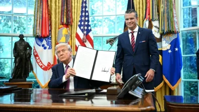 Президент Дональд Трамп демонстрирует подписанный указ рядом с министром обороны Питом Хегсетом в Овальном кабинете Белого дома, 5 сентября 2025 года. (Mandel Ngan/AFP via Getty Images)