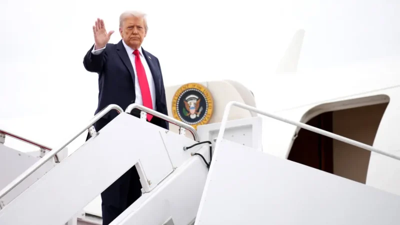 Президент Дональд Трамп садится в самолёт Air Force One на объединённой базе Эндрюс, штат Мэриленд, 7 сентября 2025 года. (Kevin Dietsch/Getty Images)