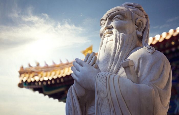 Крупный план статуи Конфуция. (XiXinXing/Shutterstock)
