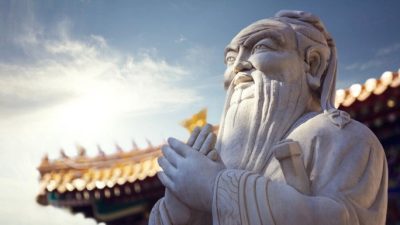 Крупный план статуи Конфуция. (XiXinXing/Shutterstock)
