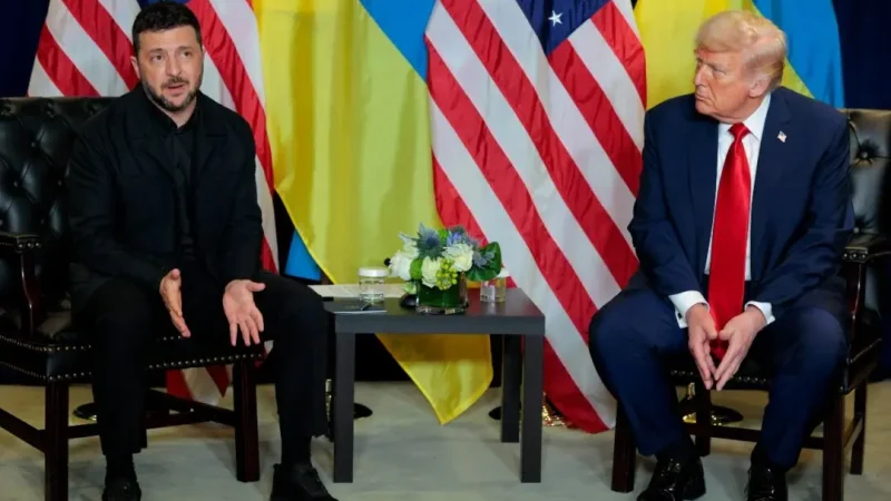 Трамп: Украина может вернуть все территории, утраченные из-за России Президент Украины Владимир Зеленский выступает во время двусторонней встречи с президентом США Дональдом Трампом на 80-й сессии Генеральной Ассамблеи ООН в штаб-квартире ООН в Нью-Йорке, 23 сентября 2025 года. (Chip Somodevilla/Getty Images)