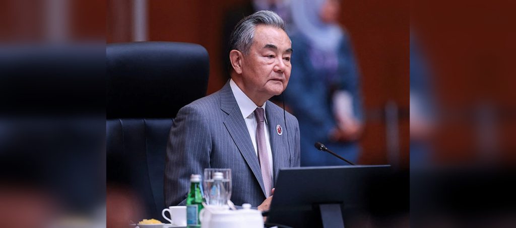 Министр иностранных дел Китая Ван И, 10 июля 2025 года. (HASNOOR HUSSAIN/POOL/AFP via Getty Images)