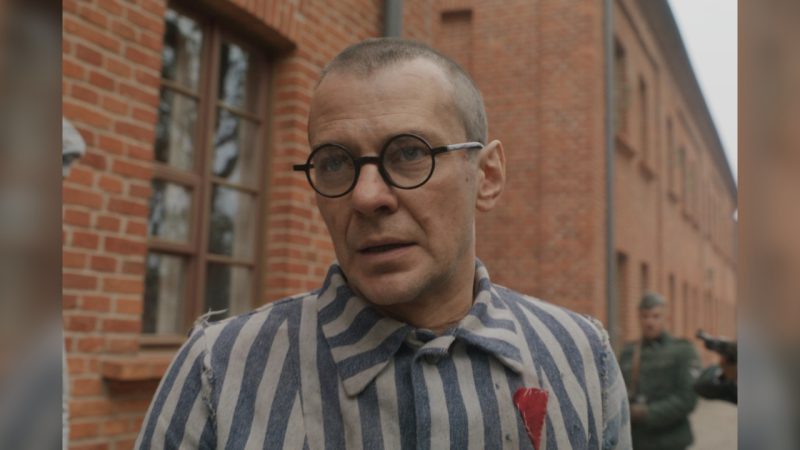 Отец Максимилиан Кольбе (Марцин Квасны) отправлен в Освенцим в фильме «Триумф сердца». (Sherwood Fellows)