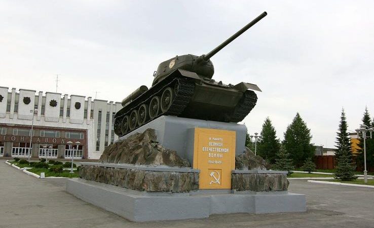 Памятник танк Т-34-85 возле здания НПК «Уралвагонзавод». (Nucl0id/commons.wikimedia.org/CC BY-SA 3.0) 