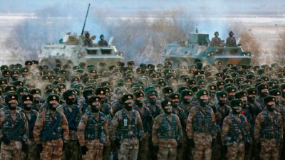 Солдаты Народно-освободительной армии Китая собираются в горах Памира в Кашгаре, в Синьцзян-Уйгурском автономном районе на северо-западе Китая, 4 января 2021 года. (STR/AFP via Getty Images)