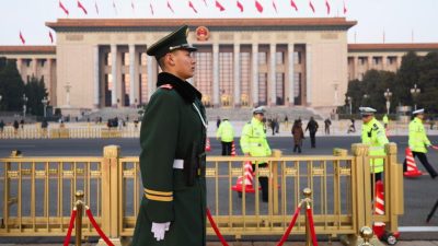 Полицейские патрулируют территорию во время открытия сессии Всекитайского собрания народных представителей, законодательного органа Китая, в Доме народных собраний в Пекине 5 марта 2025 года. (Lintao Zhang/Getty Images)